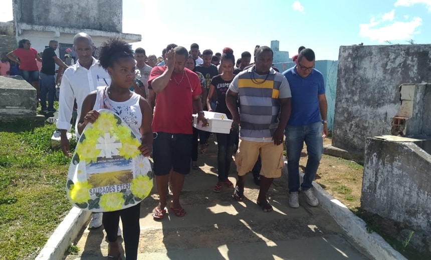 Corpo de bebê morta durante ação policial é enterrado em Salvador