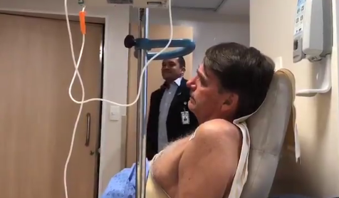Vídeo: Bolsonaro chora ao ser homenageado no hospital ao som de “Evidências”