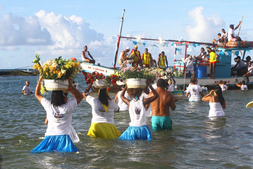 Yemanjá é celebrada na Costa de Camaçari