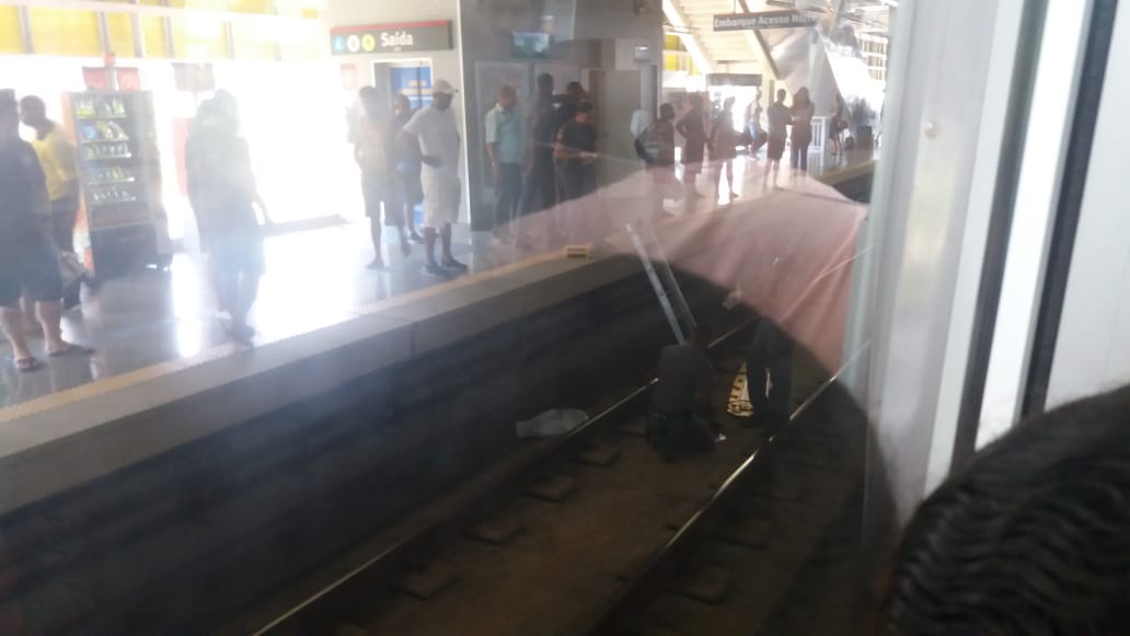 Homem cai nos trilhos do metrô em Salvador