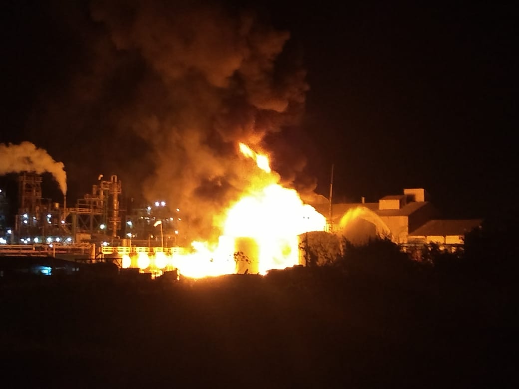 Candeias: Incêndio de grandes proporções na fabrica da Proquigel