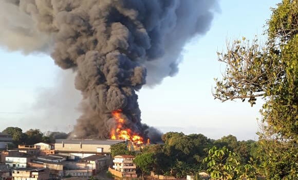 Incêndio atinge fábrica de colchões em Valéria; trânsito segue lento na BR-324