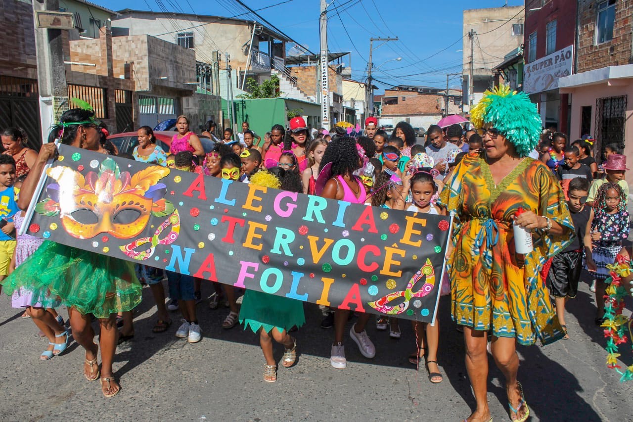 Simões Filho: Estudantes da rede municipal de ensino participam de bailinhos de carnaval