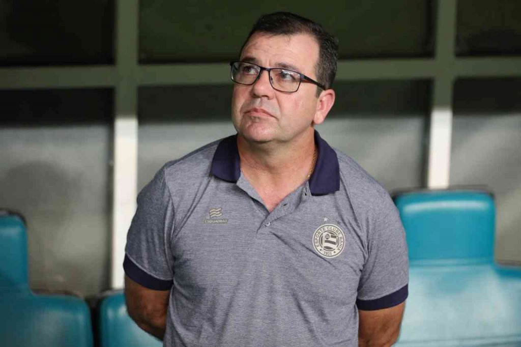 Enderson Moreira afirma que precisa de reforços e descarta pedir demissão: “Estou tentando fazer o meu melhor”