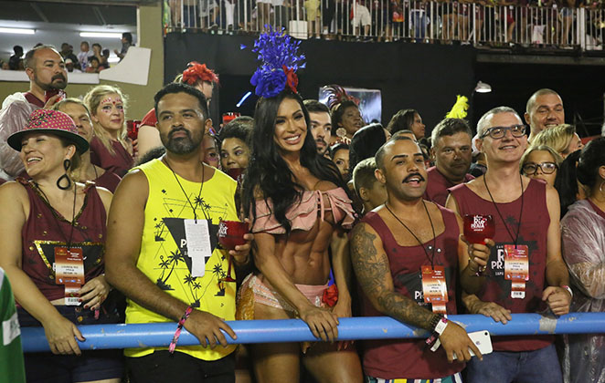 Gracyanne Barbosa ostenta barriga sarada no carnaval do Rio de Janeiro