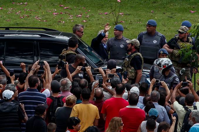 Lula volta para carceragem em Curitiba após cremação do neto