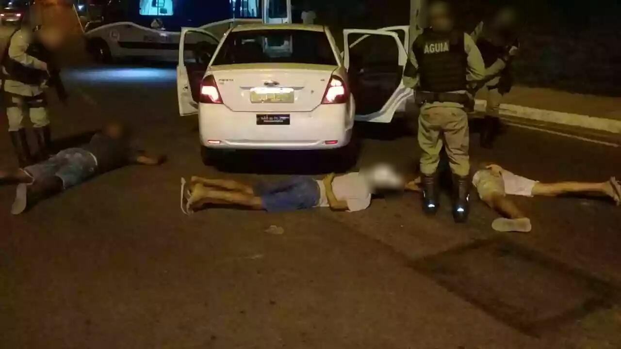 Trio é flagrado com arma e drogas durante blitz em Salvador
