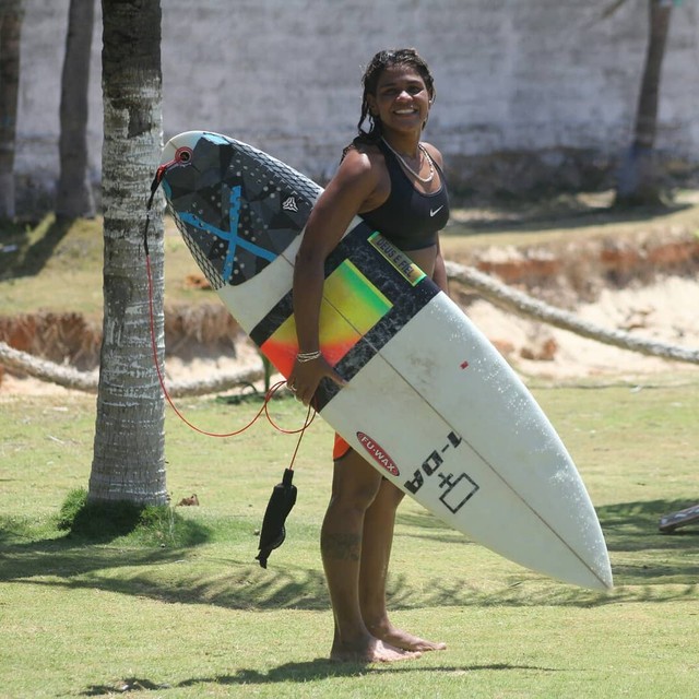 Campeã de surfe morre após ser atingida por raio em praia de Fortaleza