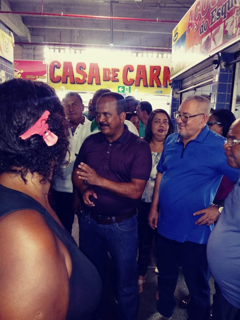 Prefeito Elinaldo visita Centro Comercial de Camaçari e dialoga com feirantes