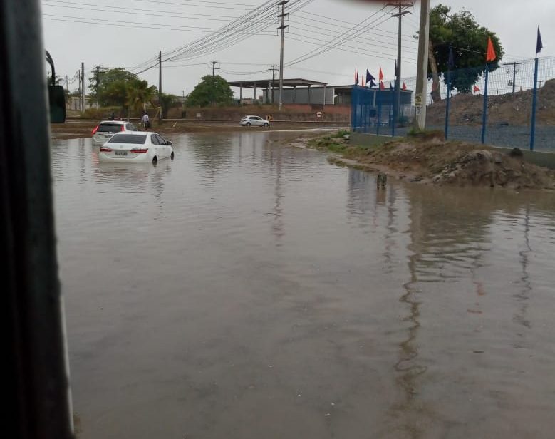Camaçari: chuva deixa trecho da Avenida Jorge Amado alagada