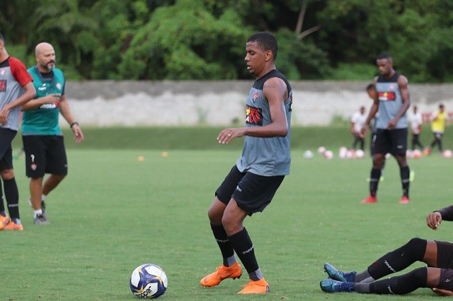 Apresentado pelo Vitória, Capa quer jogar contra o Fortaleza: “Depende só do professor”