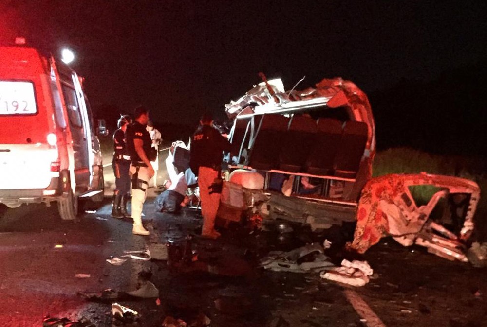 Batida entre van e caminhão deixa mortos e feridos na BR-242