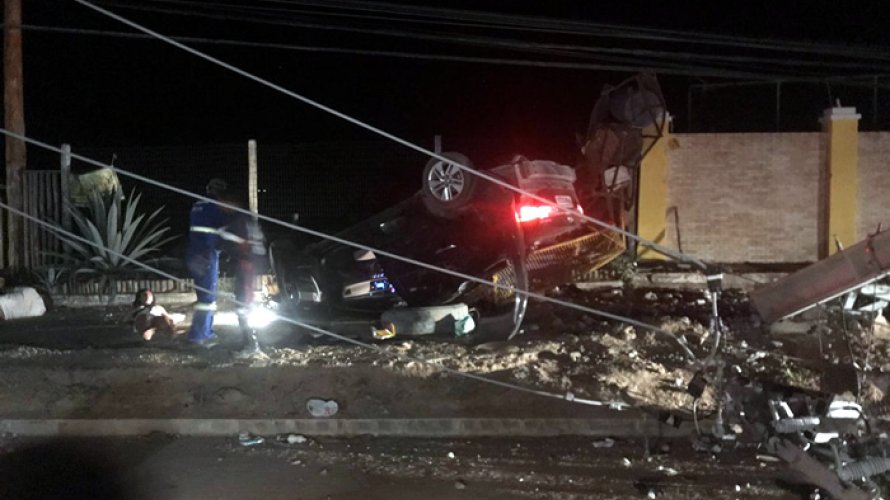 Teixeira de Freitas: mulher morre e três pessoas ficam feridas após carro bater em poste