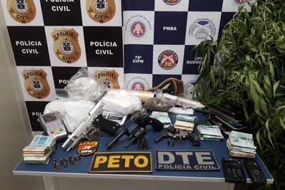 R$ 34 mil, armas e drogas apreendidos com mãe e filho na Bahia