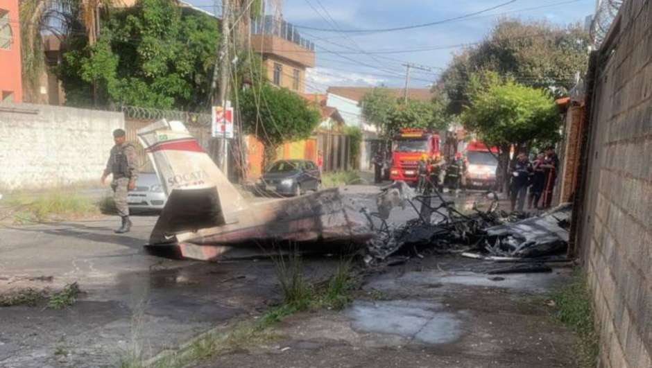 Avião cai em área residencial de Belo Horizonte e uma pessoa morre