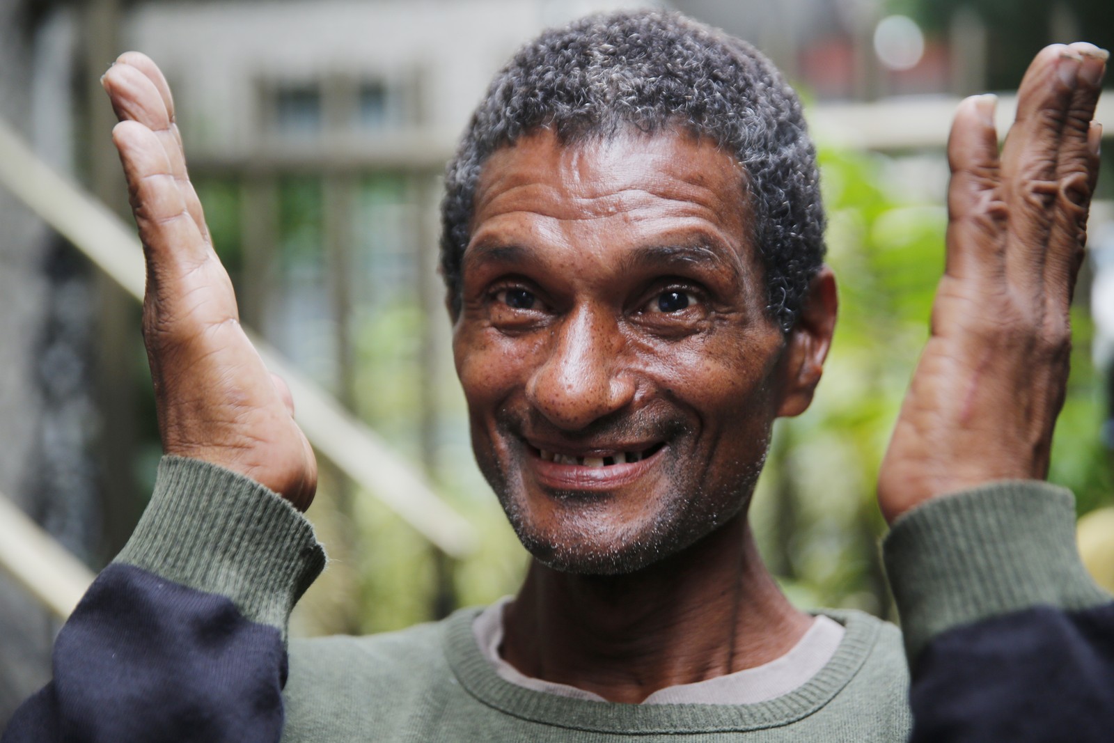 ‘Vaquinha’ para dar casa a homem que ajudou idosa no Rio passa de R$ 100 mil