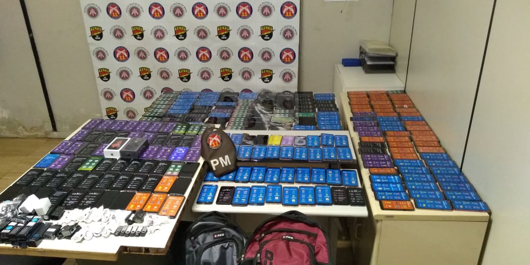Três pessoas dormem em loja de shopping para tentar furtar 257 celulares em Salvador