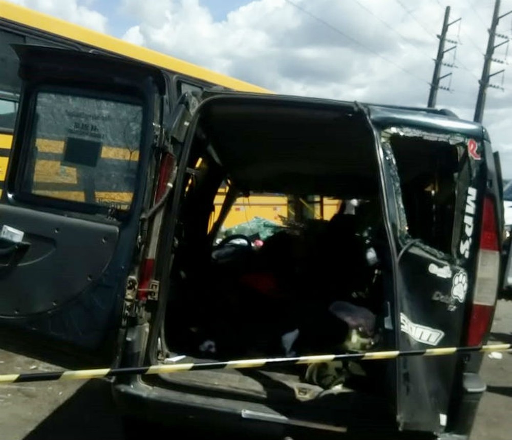 Colisão entre ônibus escolar e carro deixa dois mortos na Ilha de Itaparica