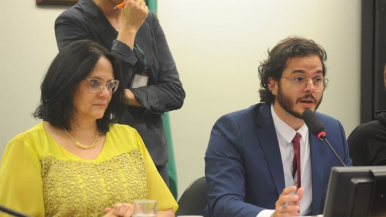 Ministra Damares suspira e elogia namorado de Fátima Bernades