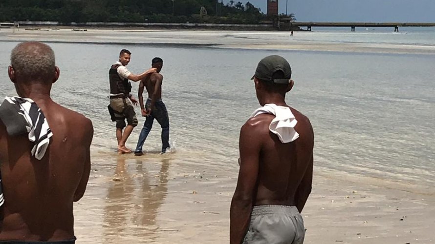 Após trocarem tiros com a Polícia, homens tentam fugir pelo mar