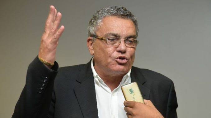 Paulo Carneiro consegue liminar e será candidato a presidência do Vitória