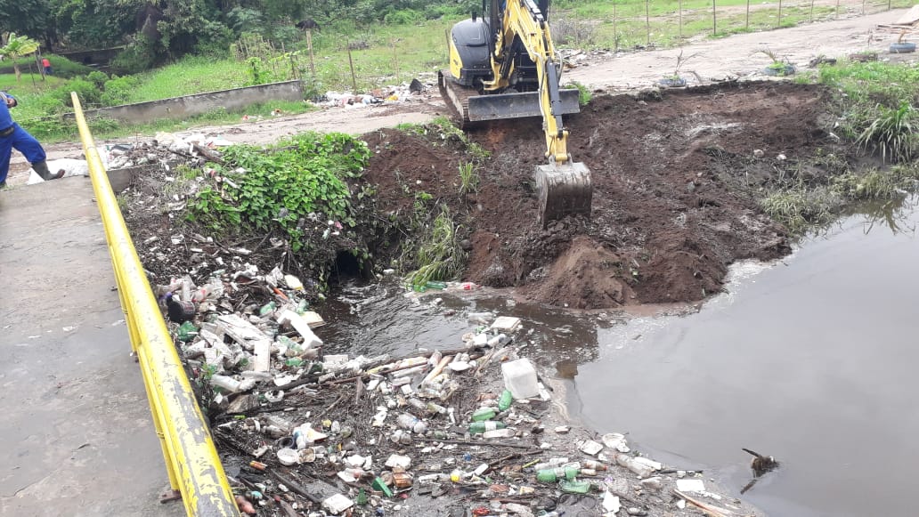 Camaçari: Seinfra realiza limpeza de canais em vários pontos da cidade
