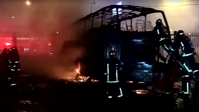 Lima: ônibus pega fogo e deixa pelo menos 20 mortos em