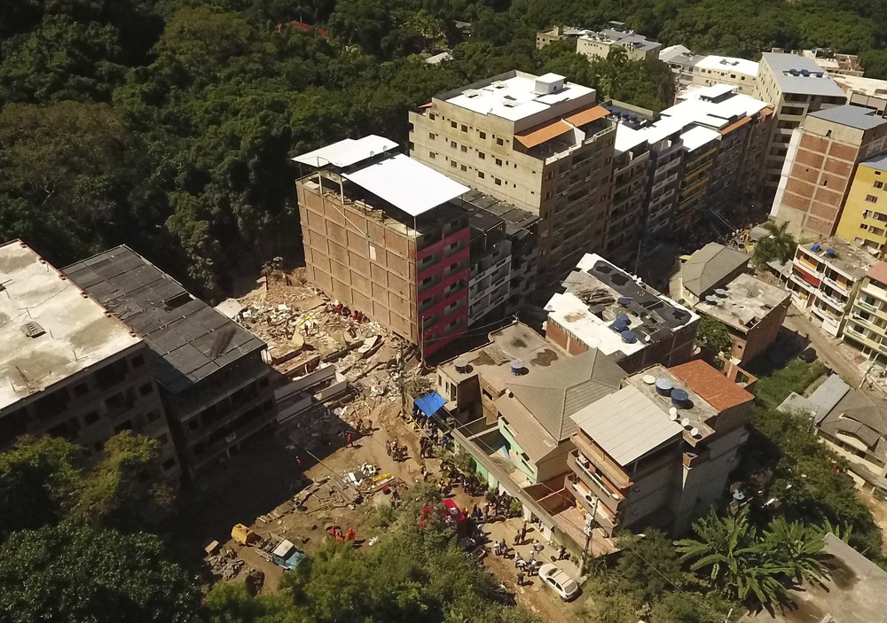 Três pessoas morrem em desabamento de prédios no Rio de Janeiro
