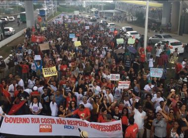 Professores universitários realizam protesto em Salvador