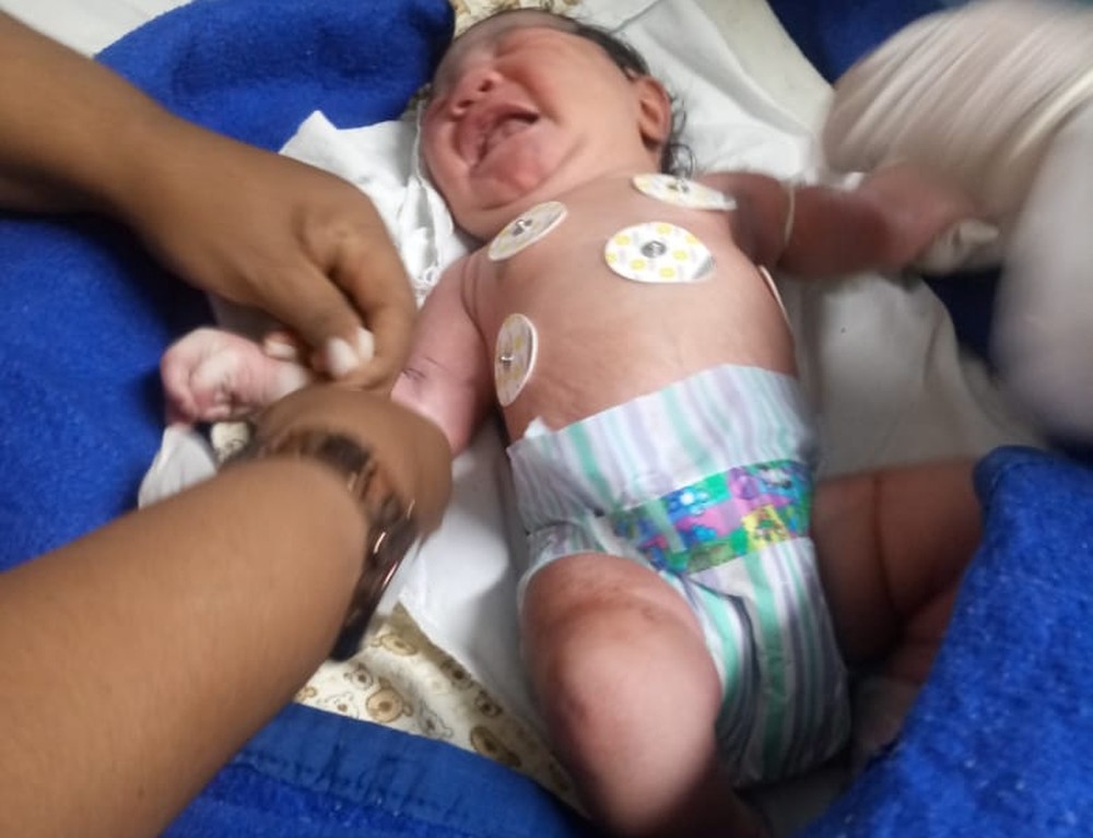 Bebê é encontrada dentro de caixa de papelão em Salvador