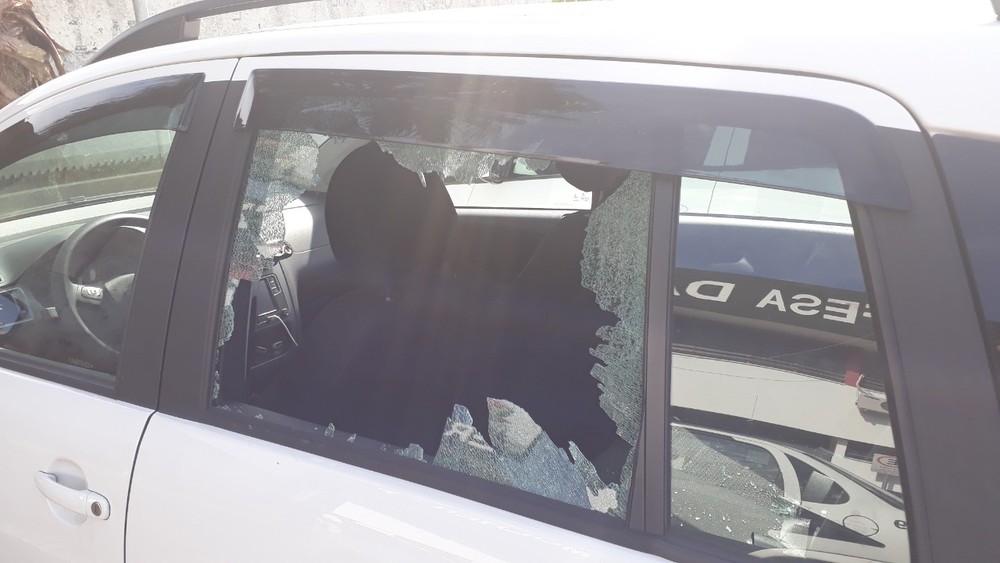Mulher destrói carro do marido ao flagrar traição e tenta agredir policiais