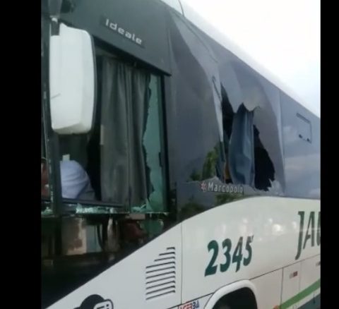 Ônibus que faz linha Salvador x Madre de Deus é alvejado por vários tiros
