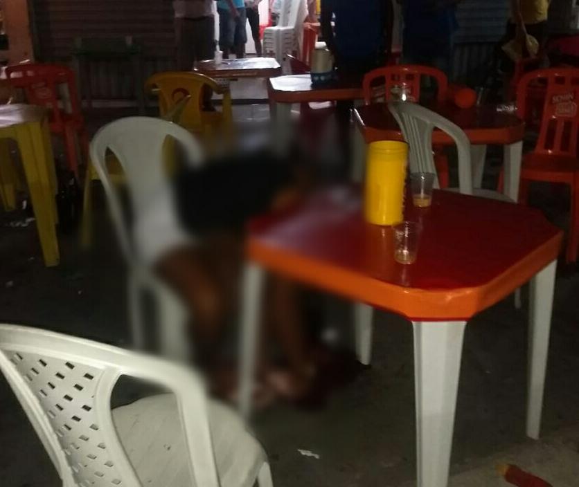 Mulher é morta a tiros em bar no centro de Camaçari
