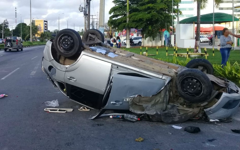 Homem morre após carro que ele dirigia bater em poste e capotar na Estrada do Coco