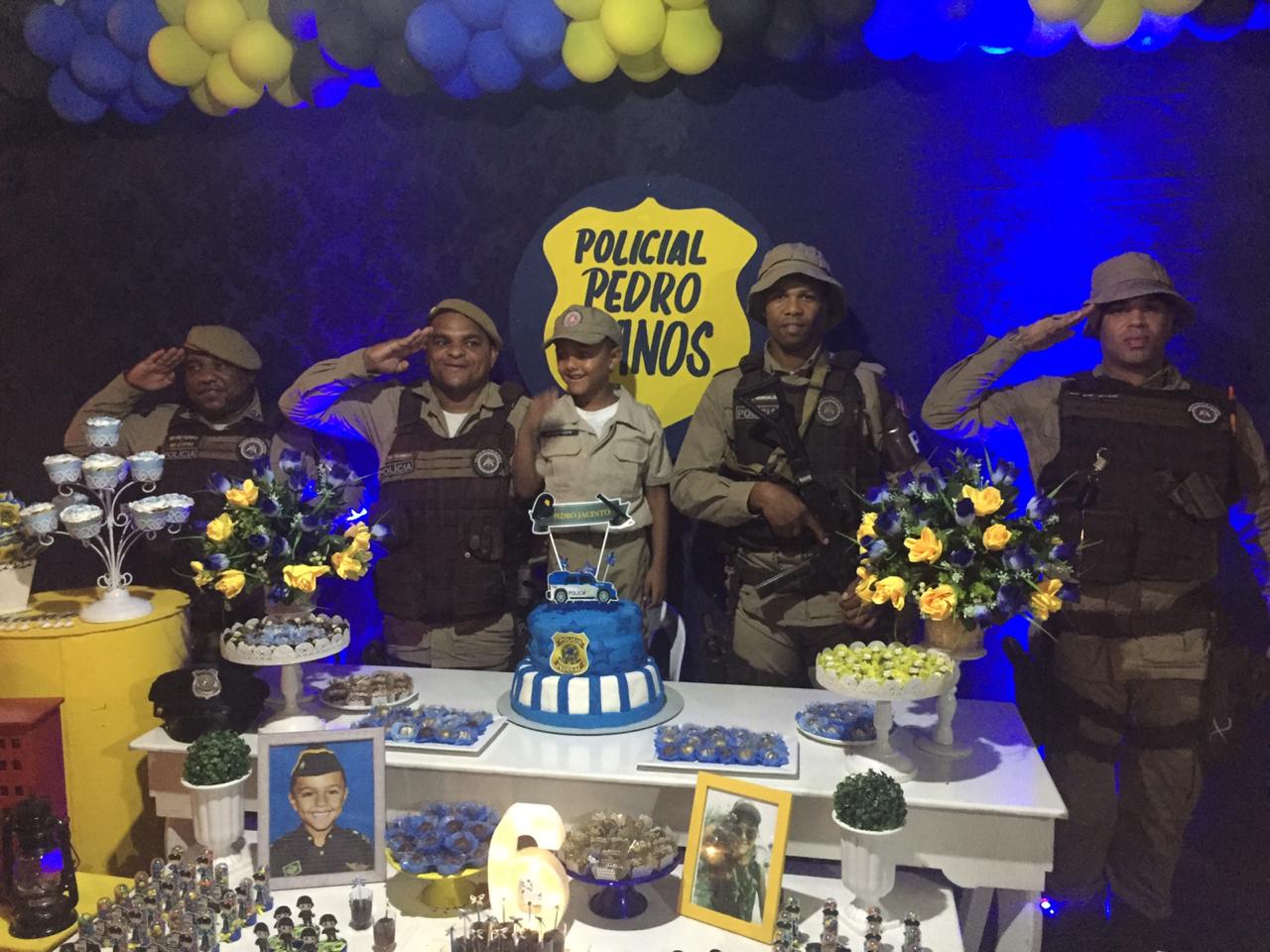 Criança faz aniversário com tema da PM e ganha surpresa de policiais