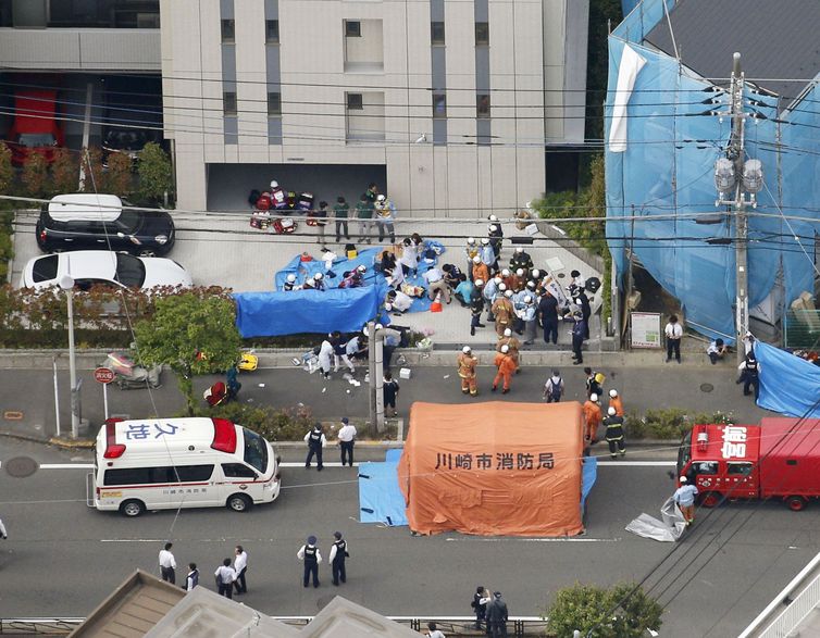 Homem esfaqueia crianças a caminho da escola no Japão; uma menina morreu