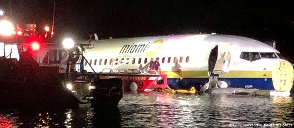 Boeing 737 sai da pista e cai em rio na Flórida