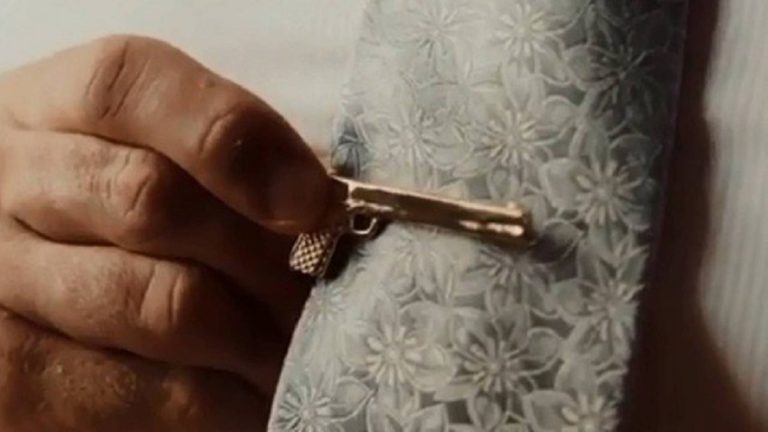 Eduardo Bolsonaro usa prendedor de gravata em forma de arma em seu casamento