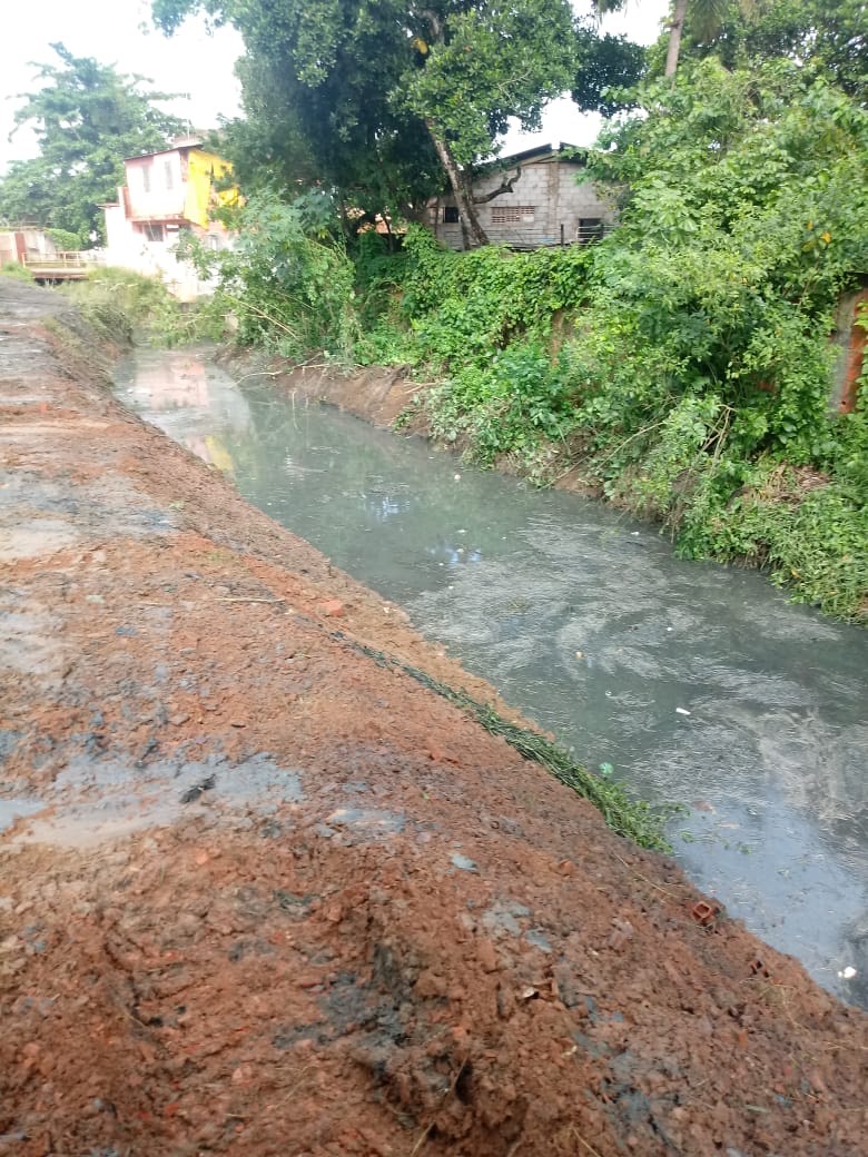 Simões Filho: serviço de limpeza de canais ajuda no escoamento da água da chuva