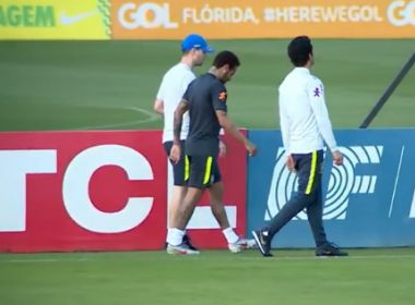 Neymar deixa treino da seleção mancando; o atacante já iniciou tratamento