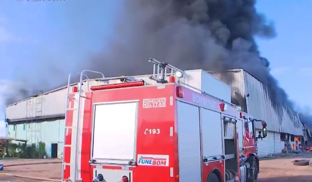 Incêndio atinge fábrica de reciclagem em São Sebastião do Passé