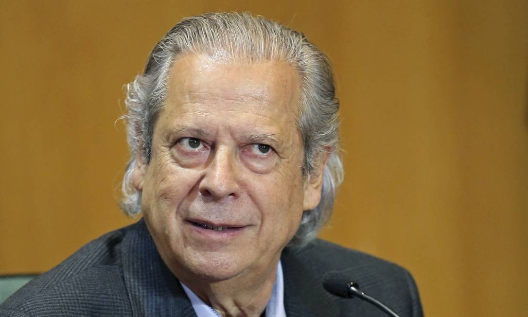 Ex-ministro José Dirceu se apresenta à PF em Curitiba