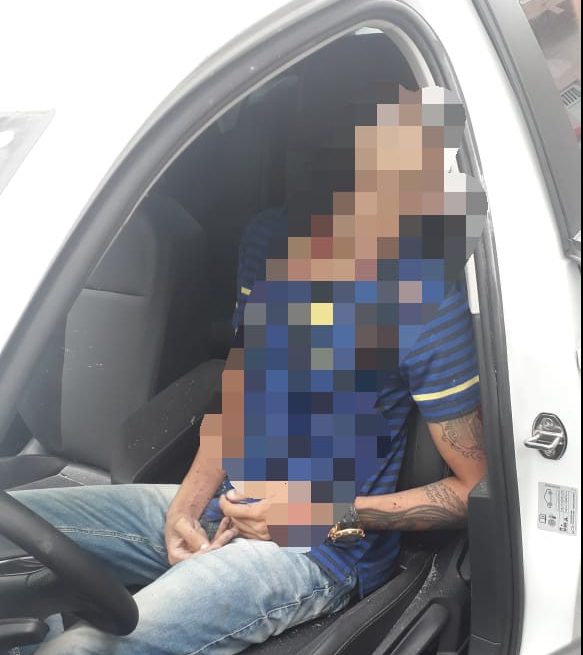 Jovem é executado dentro de veículo em Camaçari
