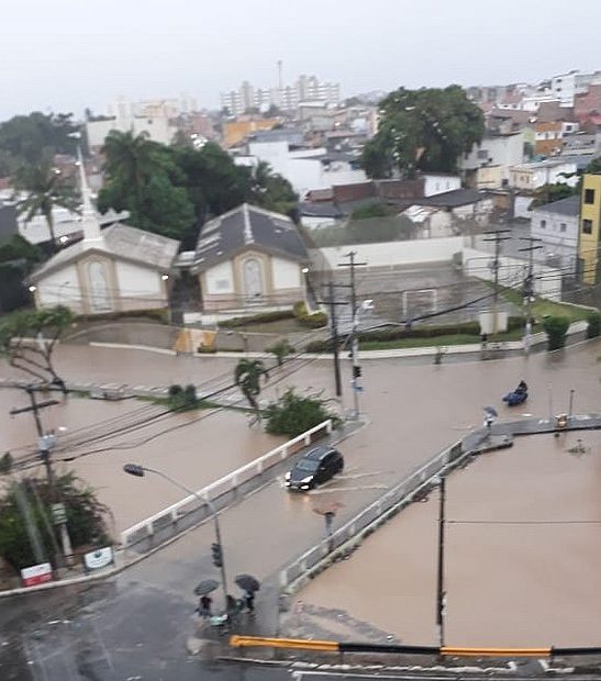 Chuva provoca alagamentos e desabamentos em Salvador e Lauro de Freitas