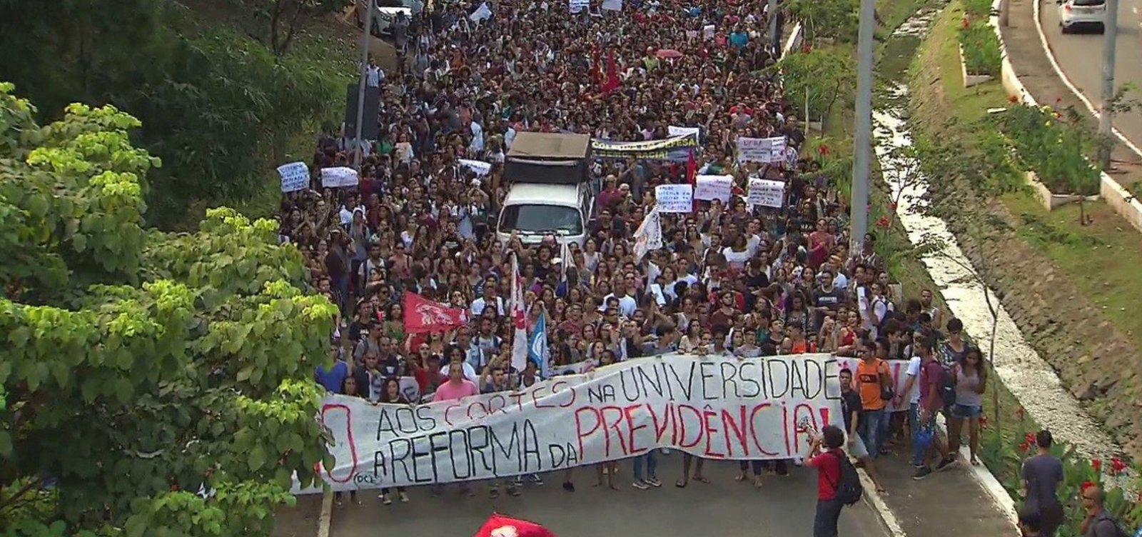 Protestos em defesa da Educação e Previdência  acontecem nesta quarta(15) em todo Bahia