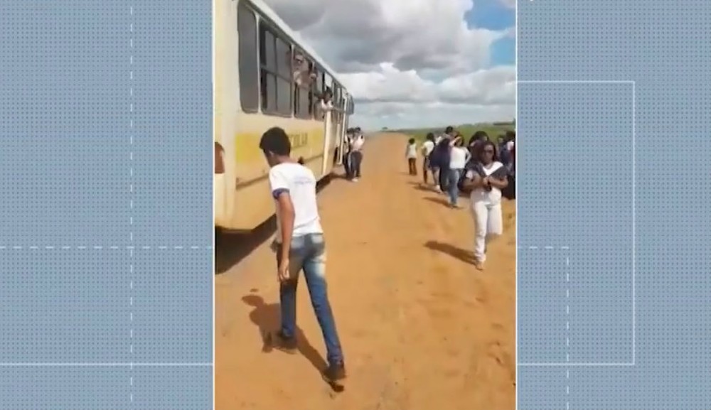 Motorista de ônibus escolar é preso após ser flagrado dirigindo embriagado