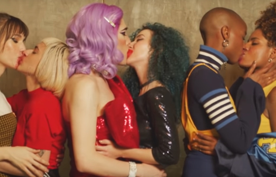Campanha da Natura é alvo de ataques após lançar vídeo com beijo lésbico