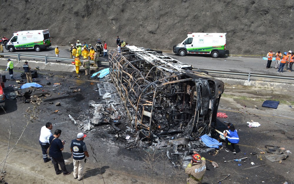 Colisão entre caminhão e ônibus de católicos mata 21 no México