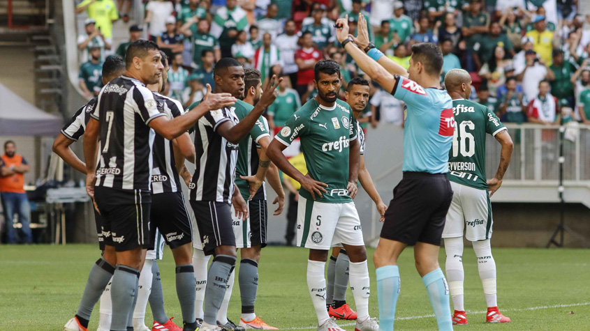 Botafogo vai pedir anulação da partida contra o Palmeiras, alegando uso irregular do VAR