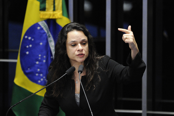 Deputada Janaína Paschoal  quer deixar o PSL: “estão cegos”